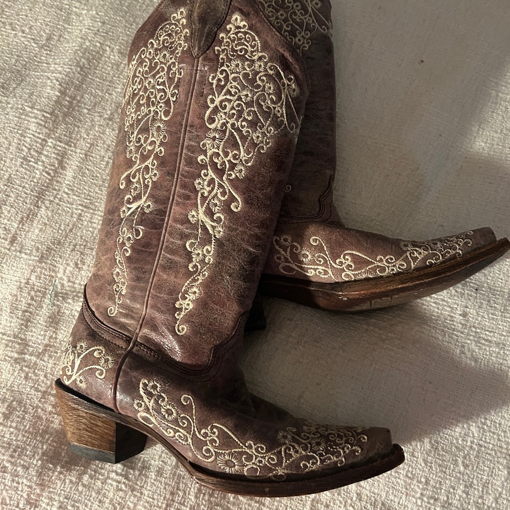 Elegant Embroidered Leather Heeled Boots